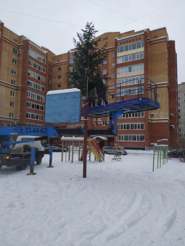 Установка елки и горки на ул. Солнечная, д. 23